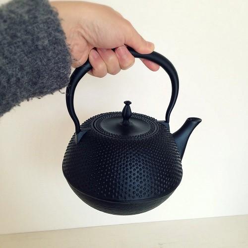 南部鉄器 - [新品] 南部鉄瓶 南部鉄器 丸南部アラレ 1.2リットル やかん 急須 日本製 楽天市場】【正規品】 南部鉄器 岩鋳 鉄瓶兼用急須 7型 新アラレ