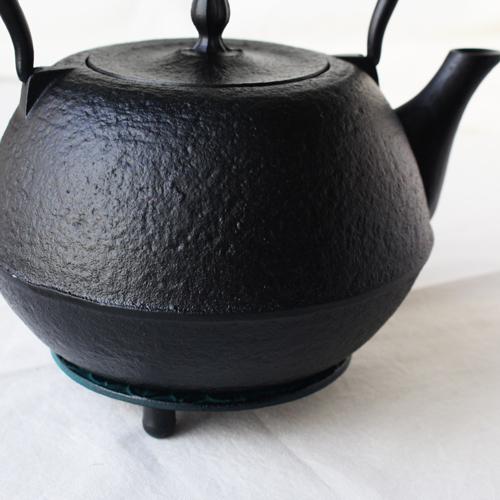 岩手 盛榮堂 南部鉄器急須瓶&鍋敷きセット 新品未使用 南部鉄器 及富 急須 令和アラレ鍋敷きセット 茶こし付き 0.5リットル