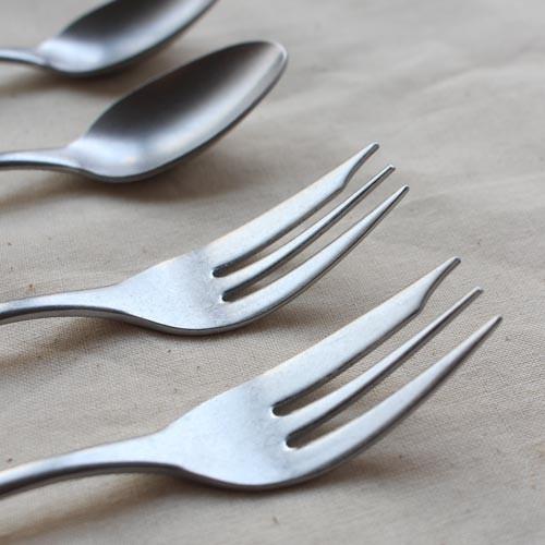 ステンレス スモーキーカラー マット グレイ ティースプーン135mm ケーキフォーク140mm 日本製 ダメージ加工 おしゃれ |  | 01