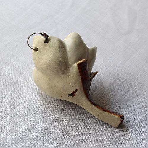 一輪挿し 壁掛け 花器 壁に飾る 白い花 花瓶 陶器 おしゃれ