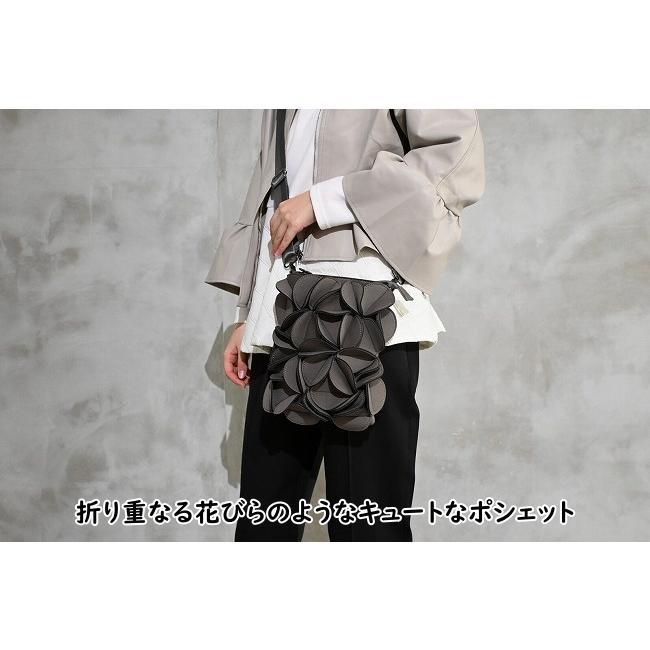 折り重なる花びらのよう・柔らか素材 ネオプレン 3D サークル ポシェット384C #バッグ #レディース #レディースバッグ #ショルダーバッグ #ポシェット　#スマホ | 