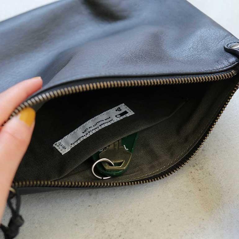 ショルダーバッグ  ポシェット レディース レザー 牛革 シンプル ブラック コンパクト クラスカ CLASKA Pochette Hippo noir | CLASKA Gallery & Shop ”DO” | 05