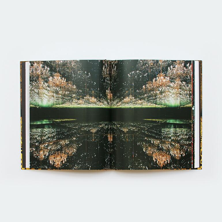 草間彌生 KUSAMA EXHIBITION オブジェ　シルバー ガラスケース付 草間彌生 KUSAMA EXHIBITION オブジェ シルバー ガラスケース付 - メルカリ