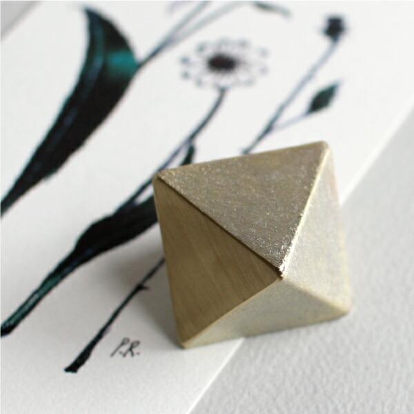 ペーパーウェイト 三角 真鍮 鋳物 鋳肌 二上 日本製 インテリア ディスプレイ フタガミ FUTAGAMI | FUTAGAMI | 02