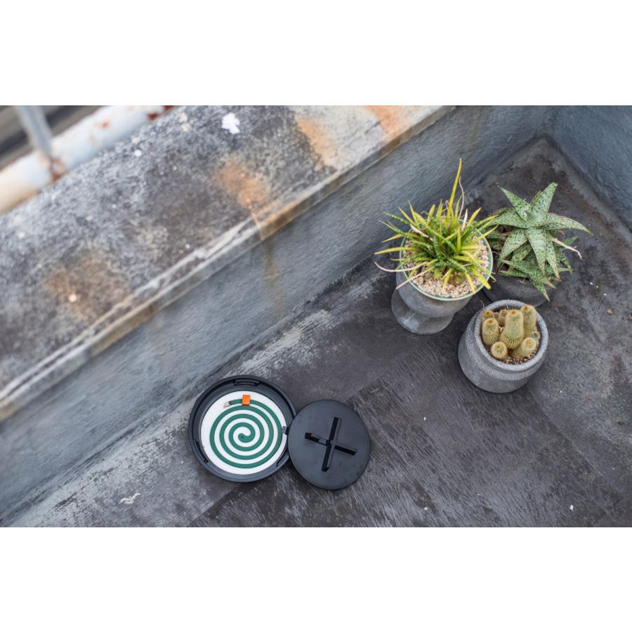 蚊取り線香入れ ideaco Kayari Manhole おしゃれ 不燃ガラスファイバーシート付き 蚊遣り 蚊やり器 イデアコ マットブラック |  | 02