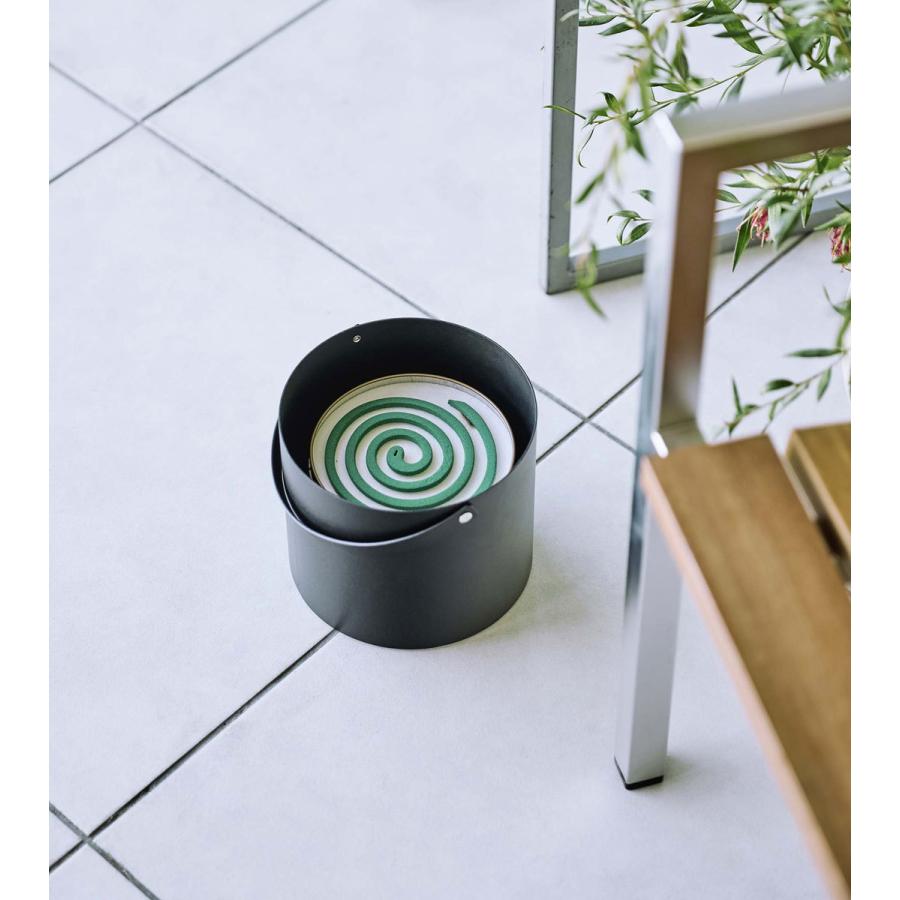 蚊取り線香入れ 正規品 TOWER タワー そのまま入れられる蚊取り線香ポット 黒 シンプル おしゃれ 蚊遣り 蚊やり器 山崎実業 丸形 ブラック | tower | 07