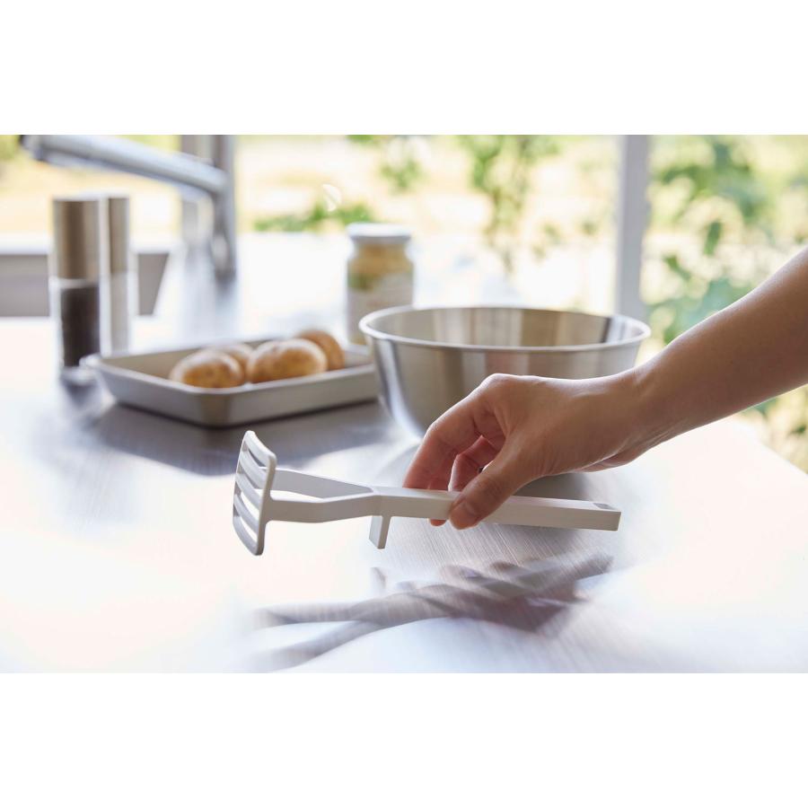 キッチンツール 正規品 TOWER タワー シリコーンハンドル ポテトマッシャー 便利 先端浮く構造 使いやすい つぶし機 じゃがいも 山崎実業 ホワイト | tower | 04