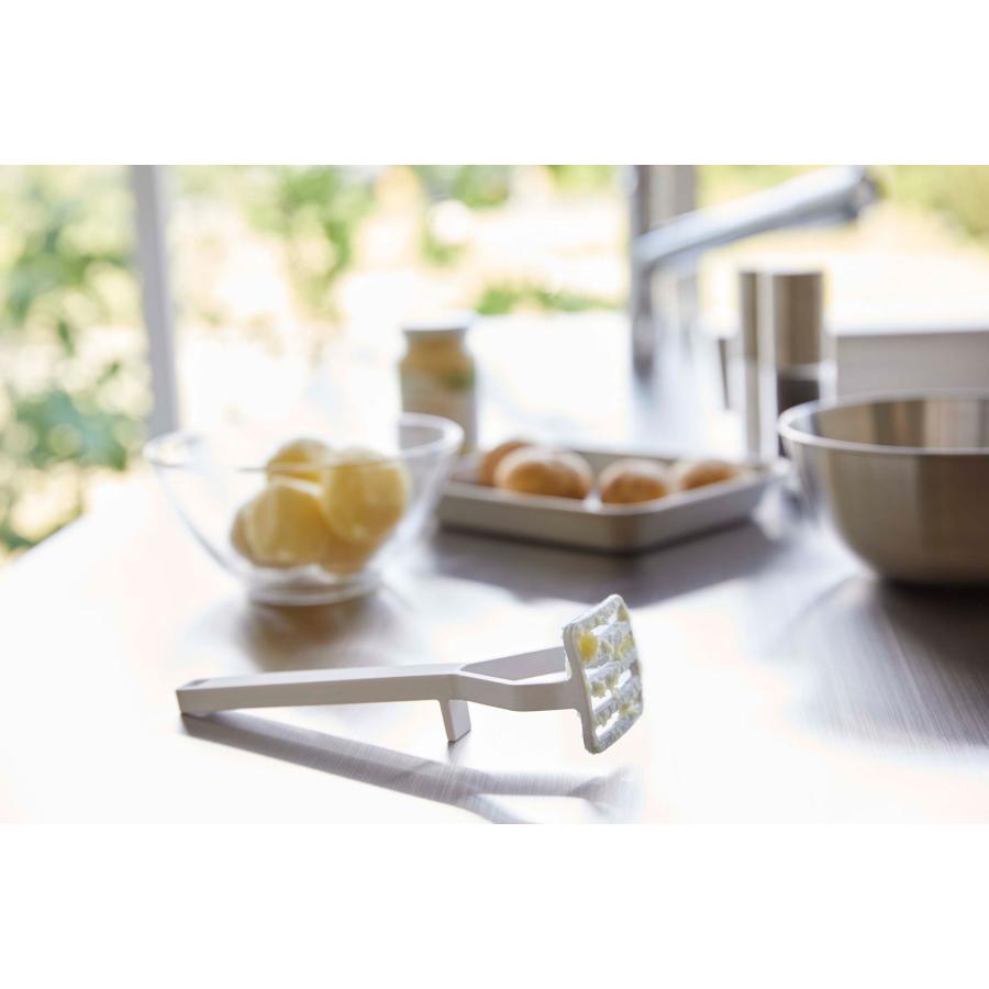 キッチンツール 正規品 TOWER タワー シリコーンハンドル ポテトマッシャー 便利 先端浮く構造 使いやすい つぶし機 じゃがいも 山崎実業 ホワイト | tower | 09