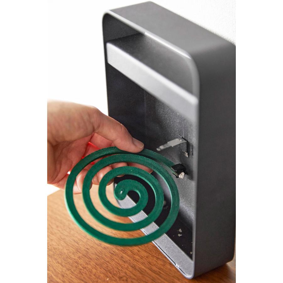 蚊取り線香入れ 正規品 tower タワー ハンドル付き蚊取り線香スタンド ベランダ おしゃれ 吊るす コンパクト 蚊遣り 蚊やり器 山崎実業 ブラック | tower | 04