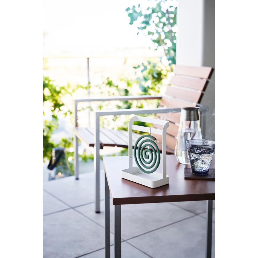 蚊取り線香入れ 正規品 tower タワー 蚊取り線香ハンガー ベランダ 火消し コンパクト おしゃれ キャンプ 蚊遣り 蚊やり器 山崎実業 ホワイト | tower | 05