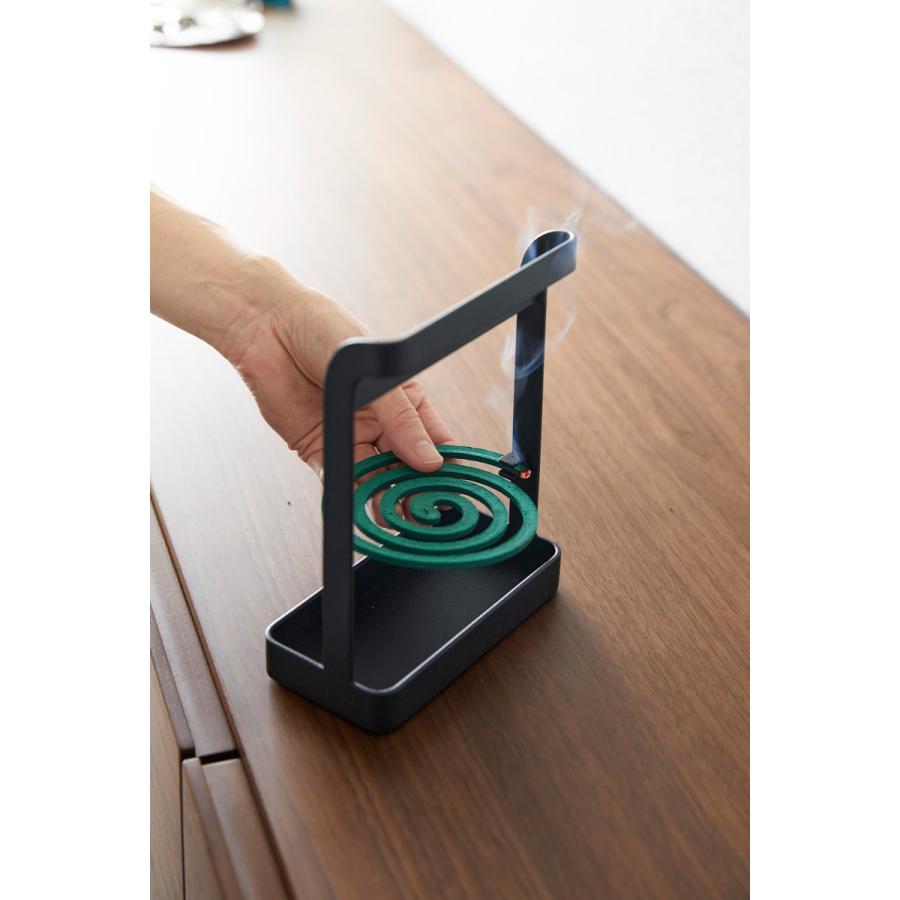 蚊取り線香入れ 正規品 tower タワー 蚊取り線香ハンガー ベランダ 火消し コンパクト おしゃれ キャンプ 蚊遣り 蚊やり器 山崎実業 ブラック | tower | 03