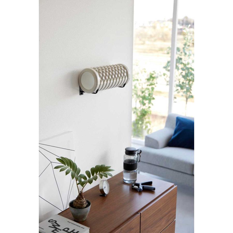 ヨガマットラック 正規品 tower タワー 石こうボード壁対応ウォールヨガマットハンガー 石膏ボード対応 壁掛け 壁付け 収納ラック 山崎実業 ブラック | tower | 03