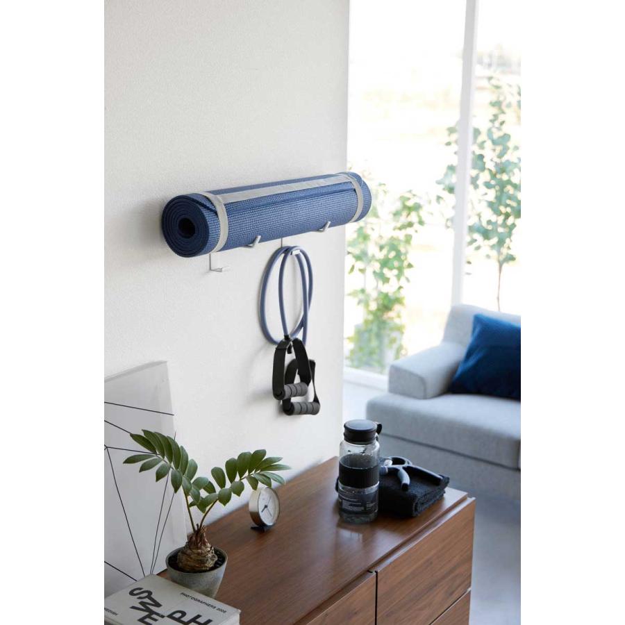 ヨガマットラック 正規品 tower タワー 石こうボード壁対応ウォールヨガマットハンガー フック付き 石膏ボード対応 壁掛け 壁付け 収納ラック 山崎実業 ホワイト | tower | 02