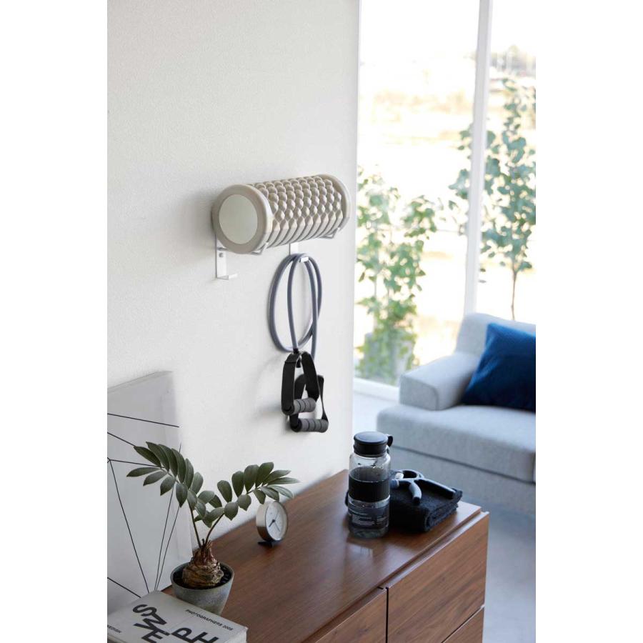 ヨガマットラック 正規品 tower タワー 石こうボード壁対応ウォールヨガマットハンガー フック付き 石膏ボード対応 壁掛け 壁付け 収納ラック 山崎実業 ホワイト | tower | 03