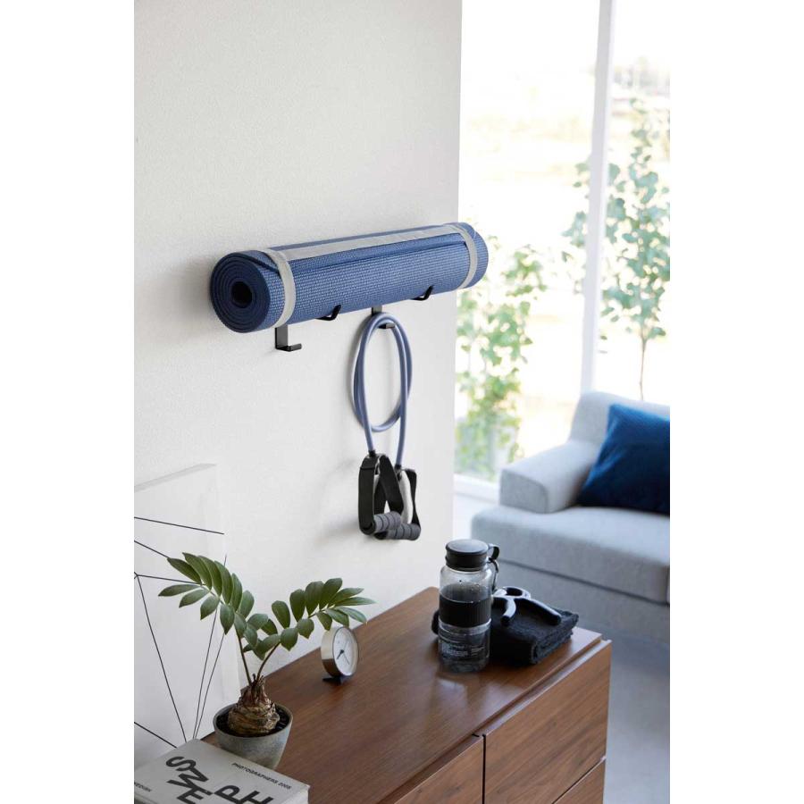 ヨガマットラック 正規品 tower タワー 石こうボード壁対応ウォールヨガマットハンガー フック付き 石膏ボード対応 壁掛け 壁付け 収納ラック 山崎実業 ブラック | tower | 02