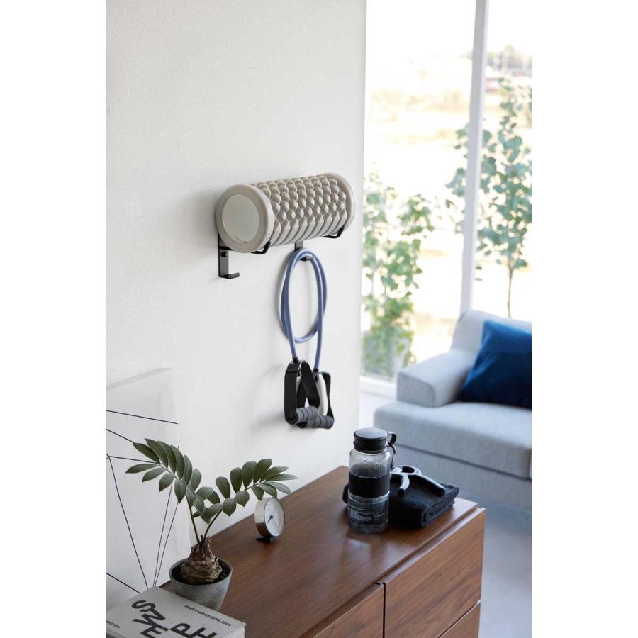 ヨガマットラック 正規品 tower タワー 石こうボード壁対応ウォールヨガマットハンガー フック付き 石膏ボード対応 壁掛け 壁付け 収納ラック 山崎実業 ブラック | tower | 03