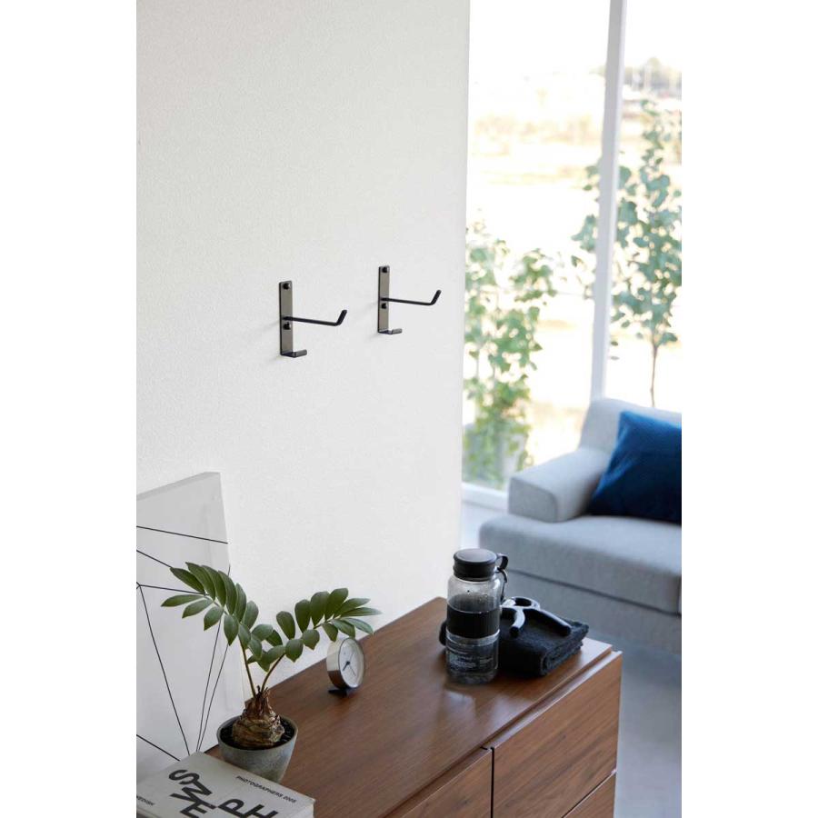 ヨガマットラック 正規品 tower タワー 石こうボード壁対応ウォールヨガマットハンガー フック付き 石膏ボード対応 壁掛け 壁付け 収納ラック 山崎実業 ブラック | tower | 04