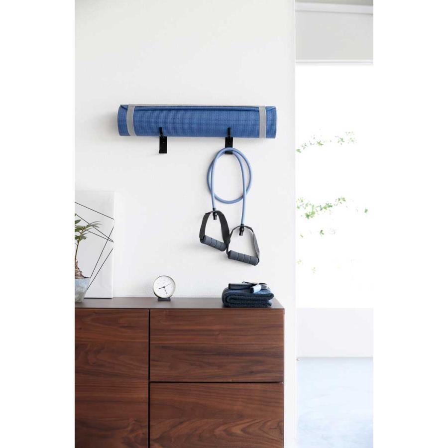 ヨガマットラック 正規品 tower タワー 石こうボード壁対応ウォールヨガマットハンガー フック付き 石膏ボード対応 壁掛け 壁付け 収納ラック 山崎実業 ブラック | tower | 07