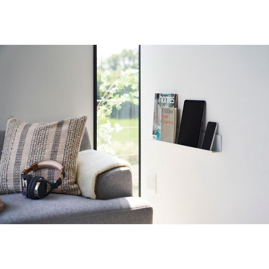 壁面収納 tower タワー 石こうボード壁対応タブレット＆ブック棚 タブレットスタンド リモコンラック スリム 壁掛け 飾り棚 ディスプレイ棚 山崎実業 ホワイト | tower | 02