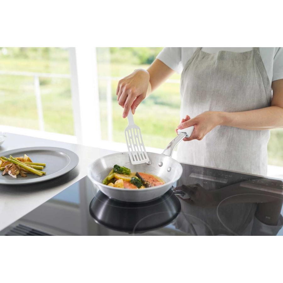 フライ返し tower タワー シリコーンハンドルロングターナー S そのまま置ける 引っ掛け 食洗機対応 ターナー 山崎実業 正規品 1499 ホワイト | tower | 03