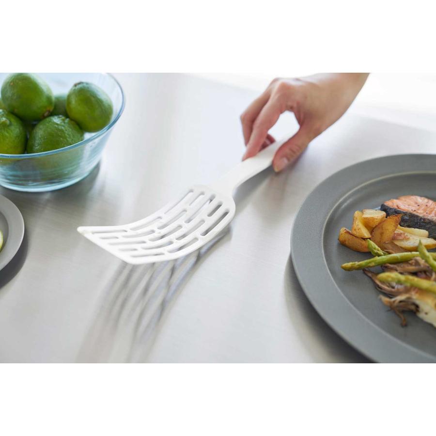 フライ返し tower タワー シリコーンハンドルロングターナー そのまま置ける 引っ掛け 食洗機対応 ターナー 山崎実業 正規品 1501 ホワイト | tower | 03