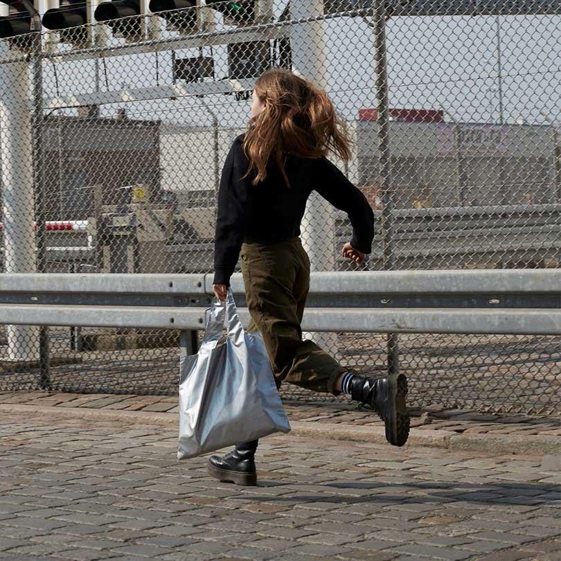 折りたたみトート エコバッグ LOQI 正規品 Metallic Bag with Mini Zip Pouch 撥水加工 メタリックシリーズ 大きめ ローキー メタリック マットシルバー | LOQI | 01