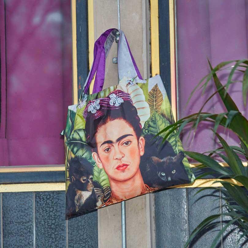 折りたたみトート エコバッグ LOQI 正規品 Recycled Bag 撥水加工 ポーチセット 大きめ ローキー フリーダ・カーロ /セルフポートレート ウィズ ハミングバード | LOQI | 02