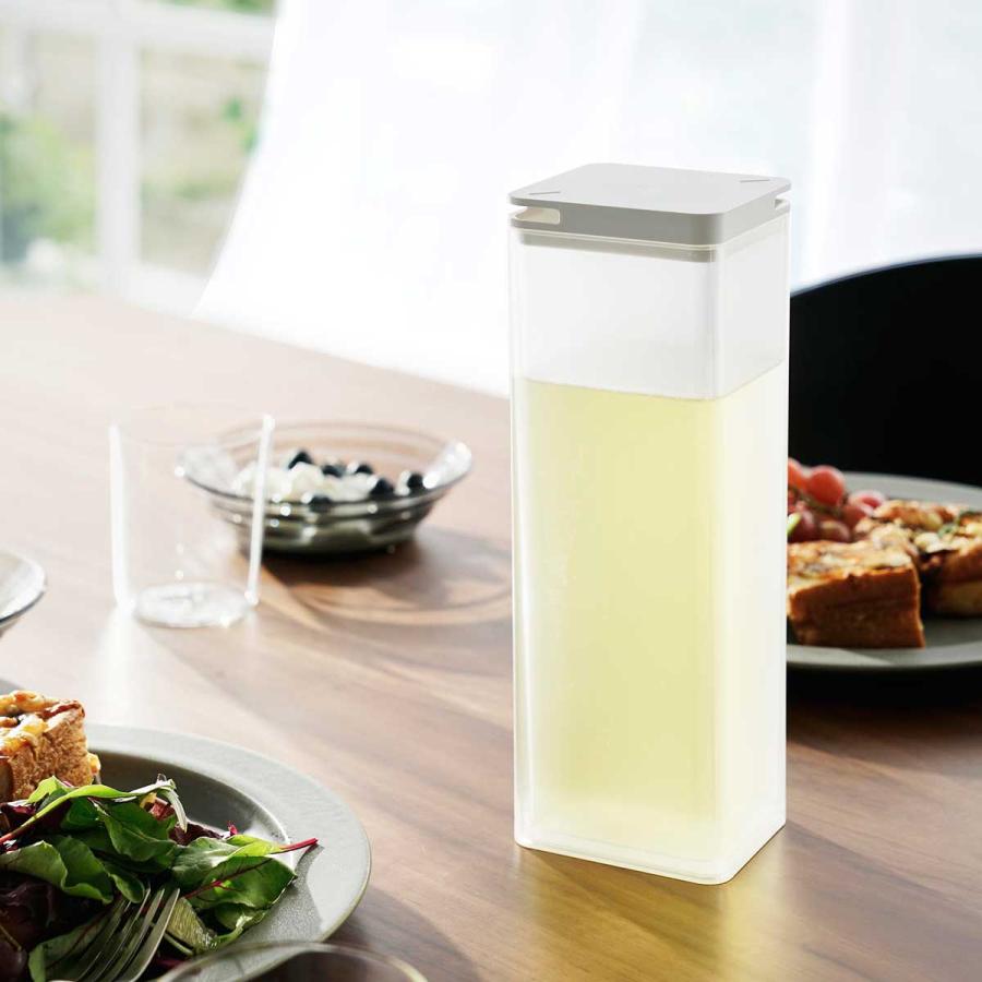 冷水ポット tower タワー 水はね防止フィルター付き両方から注げる冷水筒 冷蔵庫ドアポケット スリム 冷水筒 麦茶ポット 山崎実業 正規品 10237 ホワイト | tower