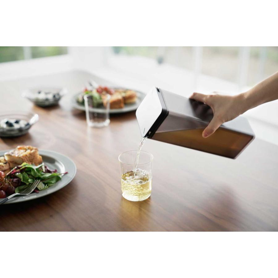 冷水ポット tower タワー 水はね防止フィルター付き両方から注げる冷水筒 冷蔵庫ドアポケット スリム 冷水筒 麦茶ポット 山崎実業 正規品 10238 ブラック | tower | 07