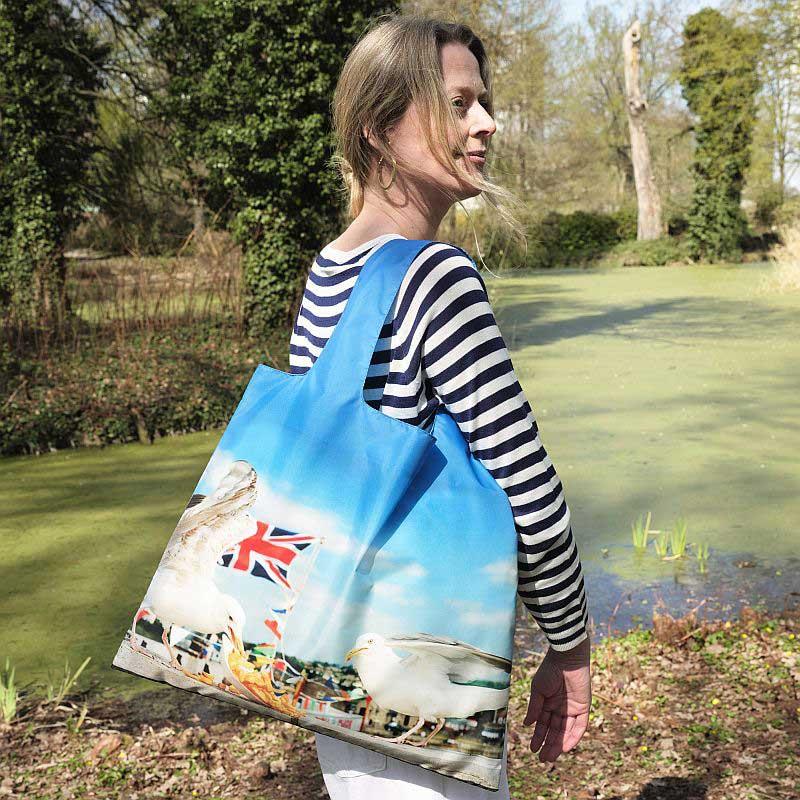 折りたたみトート エコバッグ LOQI 正規品 Recycled Bag 撥水加工 ローキー マグナム・フォト マーティン・パー / Seagulls Eating Chips | LOQI | 01