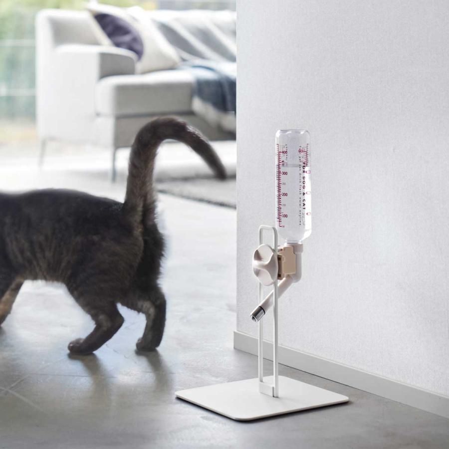 ペット給水器 nooks ヌークス ペット用ボトル給水器スタンド S 小型犬 中型犬 犬猫用 給水器スタンド 山崎実業 正規品 10009 ホワイト | 山崎実業