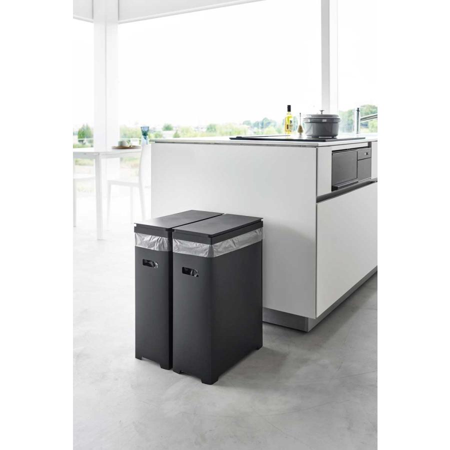 ふた付きゴミ箱 45リットル tower タワー スリム蓋付きゴミ箱 横開きタイプ 45L 2個組 ハンドル付き 軽量 スリム キッチン用 山崎実業 正規品 1527 ブラック | tower | 02
