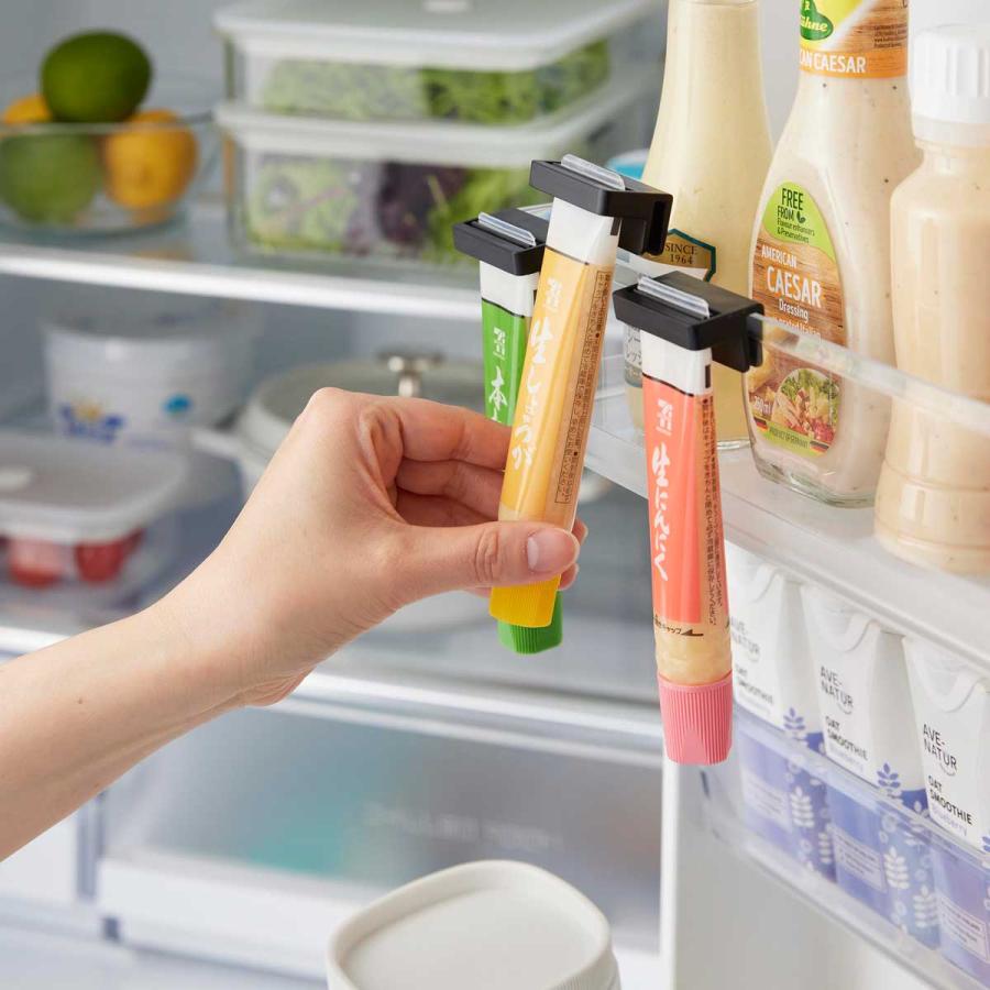 薬味チューブホルダー tower タワー 引っ掛け絞れる薬味チューブホルダー 3個組 引っ掛け わさび からし しょうが 冷蔵庫内収納 山崎実業 正規品 10475 ブラック | tower