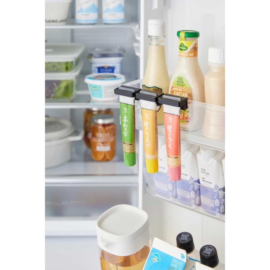 薬味チューブホルダー tower タワー 引っ掛け絞れる薬味チューブホルダー 3個組 引っ掛け わさび からし しょうが 冷蔵庫内収納 山崎実業 正規品 10475 ブラック | tower | 02