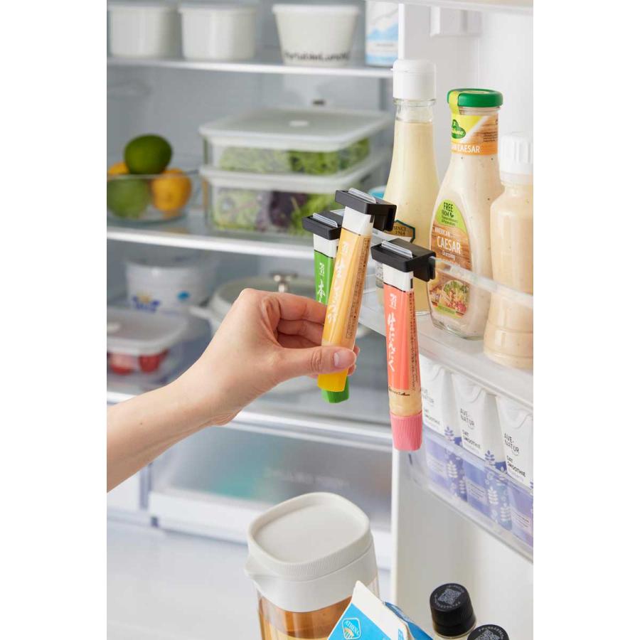 薬味チューブホルダー tower タワー 引っ掛け絞れる薬味チューブホルダー 3個組 引っ掛け わさび からし しょうが 冷蔵庫内収納 山崎実業 正規品 10475 ブラック | tower | 03