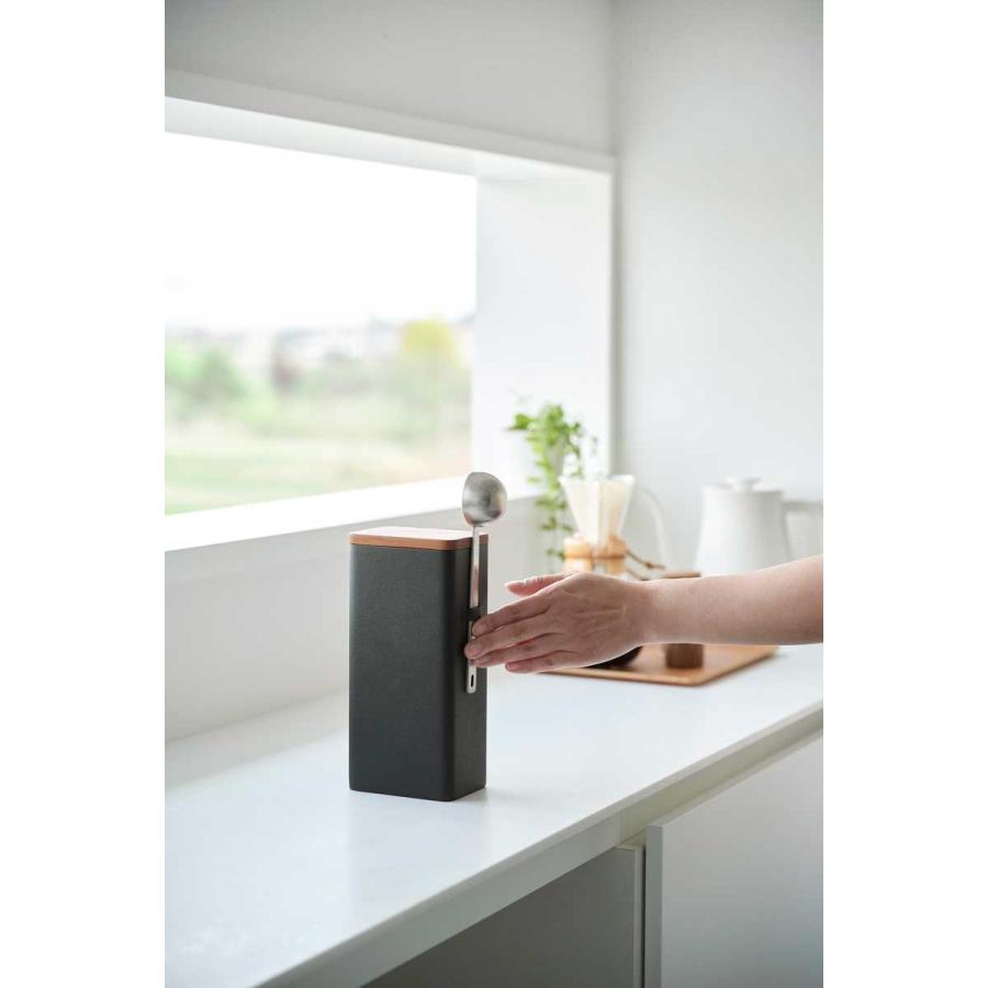 コーヒーキャニスター tower タワー 袋ごとコーヒー豆収納ケース スプーン付き スプーン付き コーヒー豆 密封 保存容器 山崎実業 正規品 10461 ブラック | tower | 04