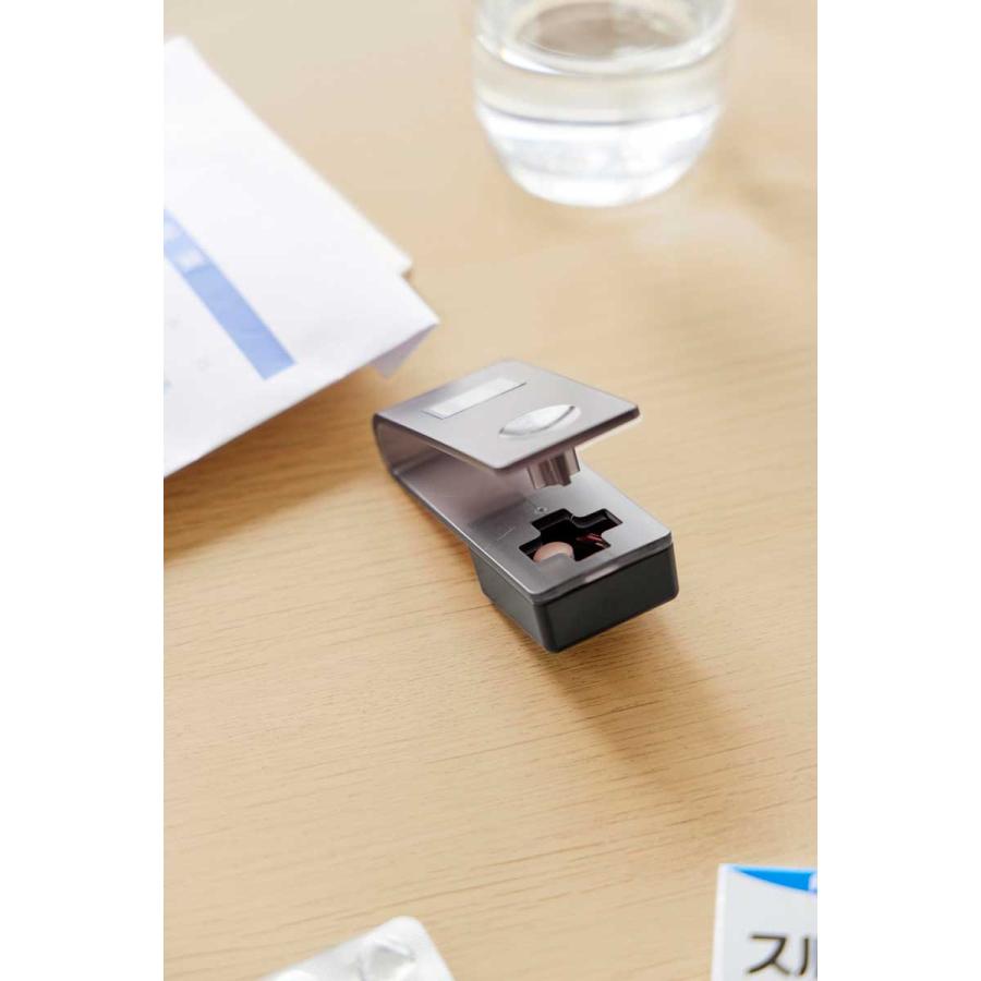 錠剤オープナー tower タワー 押すだけ簡単マグネット錠剤オープナー 取り出した薬は受け皿に 薬取り出し器 山崎実業 正規品 10433 ブラック | tower | 02