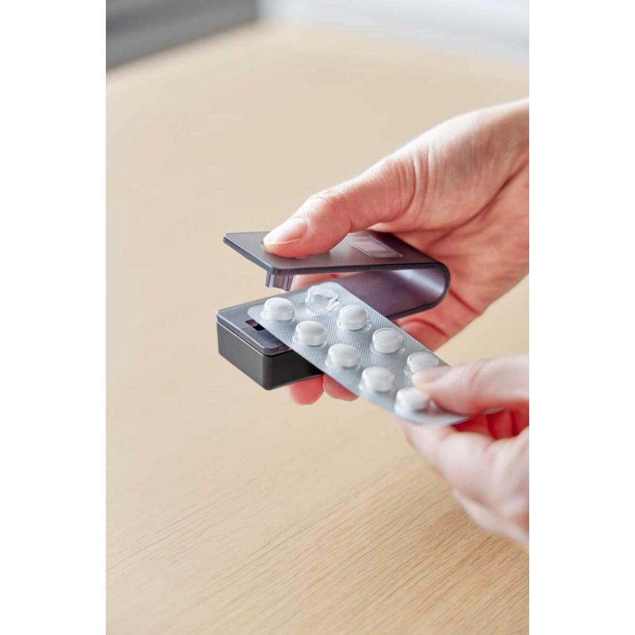 錠剤オープナー tower タワー 押すだけ簡単マグネット錠剤オープナー 取り出した薬は受け皿に 薬取り出し器 山崎実業 正規品 10433 ブラック | tower | 03
