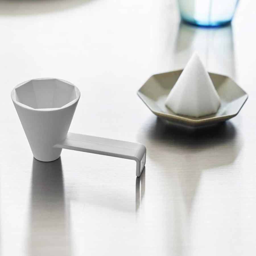 盛り塩固め器 tower タワー 八角盛り塩スプーン 邪気払い 良い運気を引き寄せ 八角形 八角錐 山崎実業 正規品 10591 ホワイト | tower