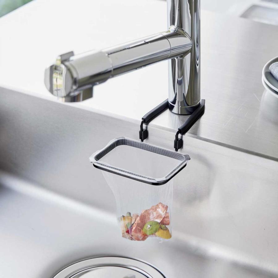 水切りネットホルダー tower タワー 蛇口にかける水切りネットホルダー シンク内 生ゴミ ゴミ箱 三角コーナー 山崎実業 正規品 10516 ブラック | tower