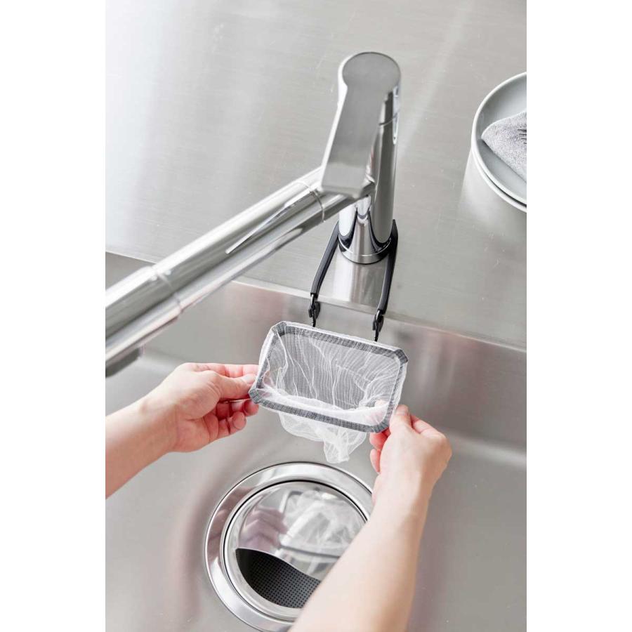 水切りネットホルダー tower タワー 蛇口にかける水切りネットホルダー シンク内 生ゴミ ゴミ箱 三角コーナー 山崎実業 正規品 10516 ブラック | tower | 04