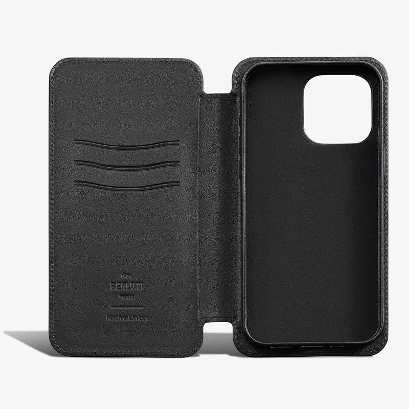 BERLUTI iPhone16 promaxスクリットレザー ライトアルミニオ Berluti（ベルルッティ） スクリットレザー iPhone 16 Pro Maxフォリオ