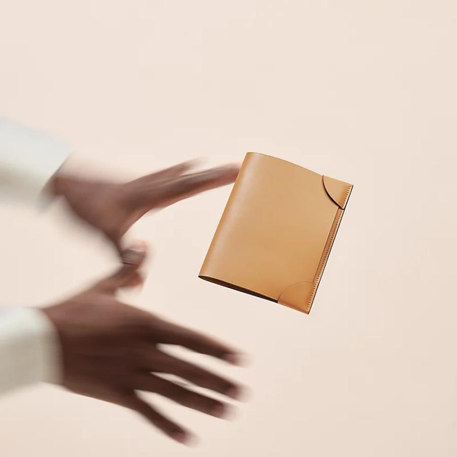 エルメス HERMES メンズ パスポートケース (コワン ドゥ マル)【ベージュ/ナチュラル 】【送料無料】【正規品】の画像