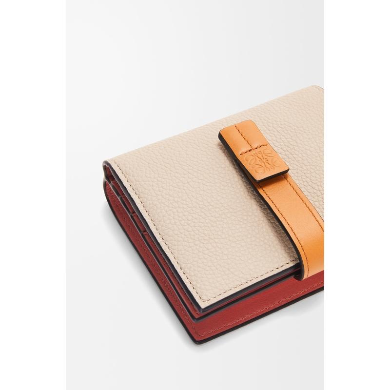 a♡ページ！極美品！LOEWE ロエベ ジップウォレット LOEWE ロエベ トライフォールド ジップウォレット シャイニー