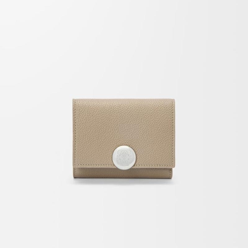 ロエベ 財布　　トライフォールド　 アナグラム　クレイ アナグラム トライフォールド ウォレット（ペブルグレインカーフ