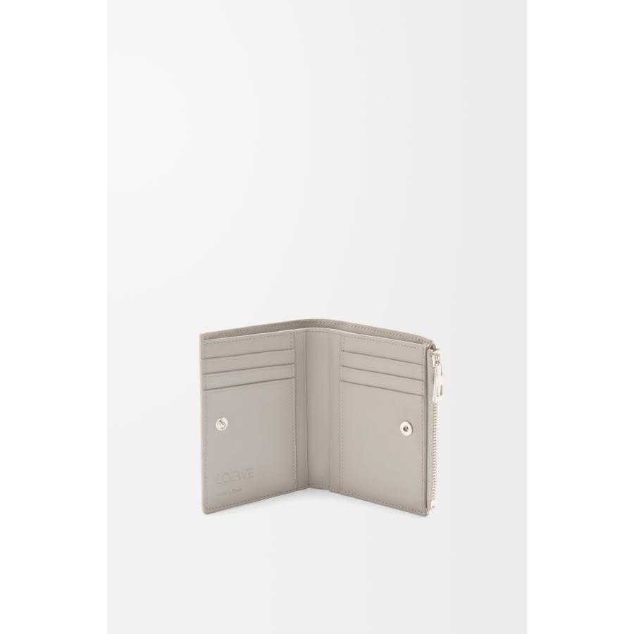 ロエベ LOEWE 2025秋冬メンズ スリム コンパクト ウォレット 財布（テクスチャードクラシックカーフ）【シェルグレー 】【送料無料】【正規品】の画像