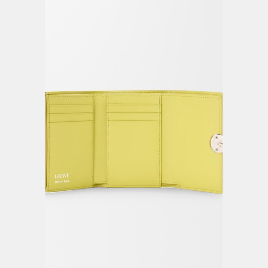 ロエベ LOEWE 2025秋冬レディース ぺブル バーティカル ウォレット 財布 スモール（シャイニーナパカーフ）【ライトシトリン 】【送料無料】【正規品】の画像