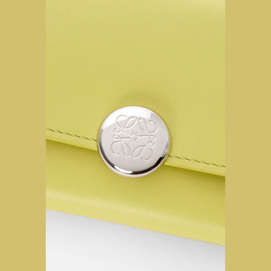 ロエベ LOEWE 2025秋冬レディース ぺブル バーティカル ウォレット 財布 スモール（シャイニーナパカーフ）【ライトシトリン 】【送料無料】【正規品】の画像