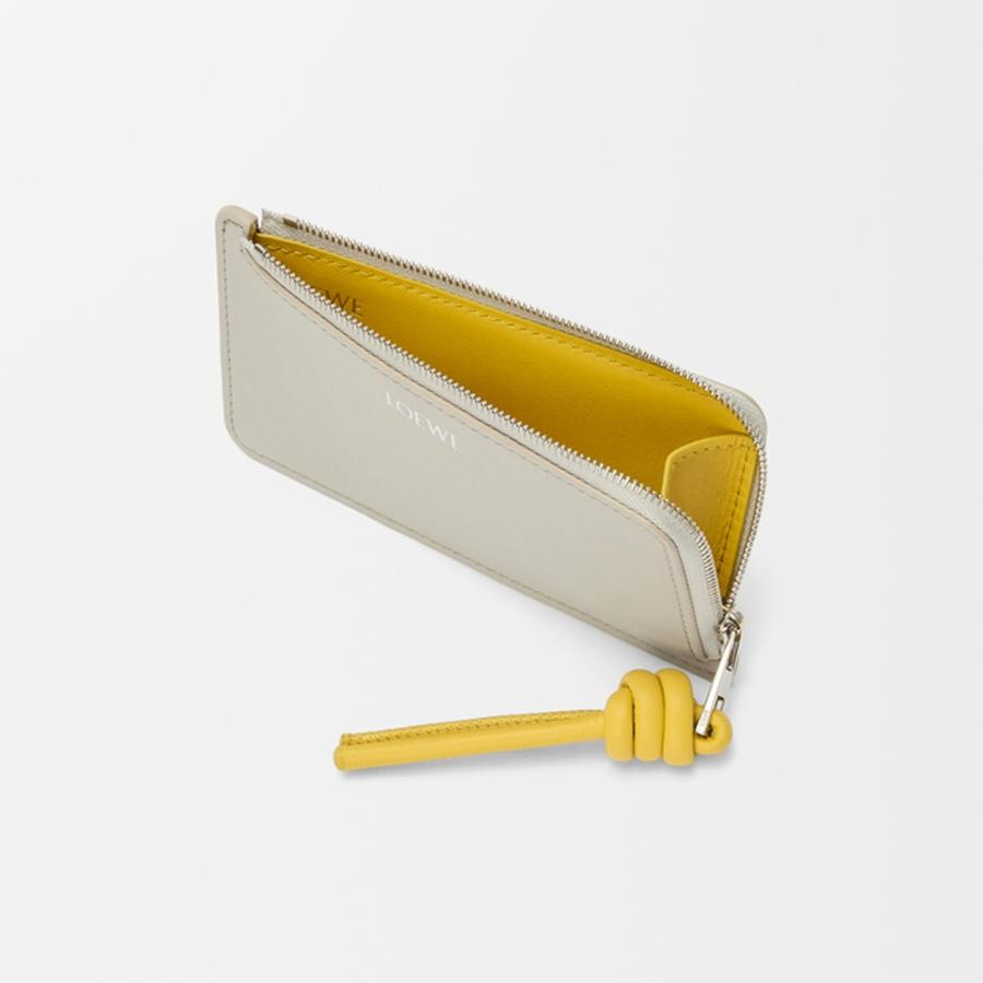 ロエベ LOEWE 2025秋冬レディース ノット コインカードホルダー（シャイニーナパカーフ）【シェルグレー/ダンデライオン 】【送料無料】【正規品】の画像