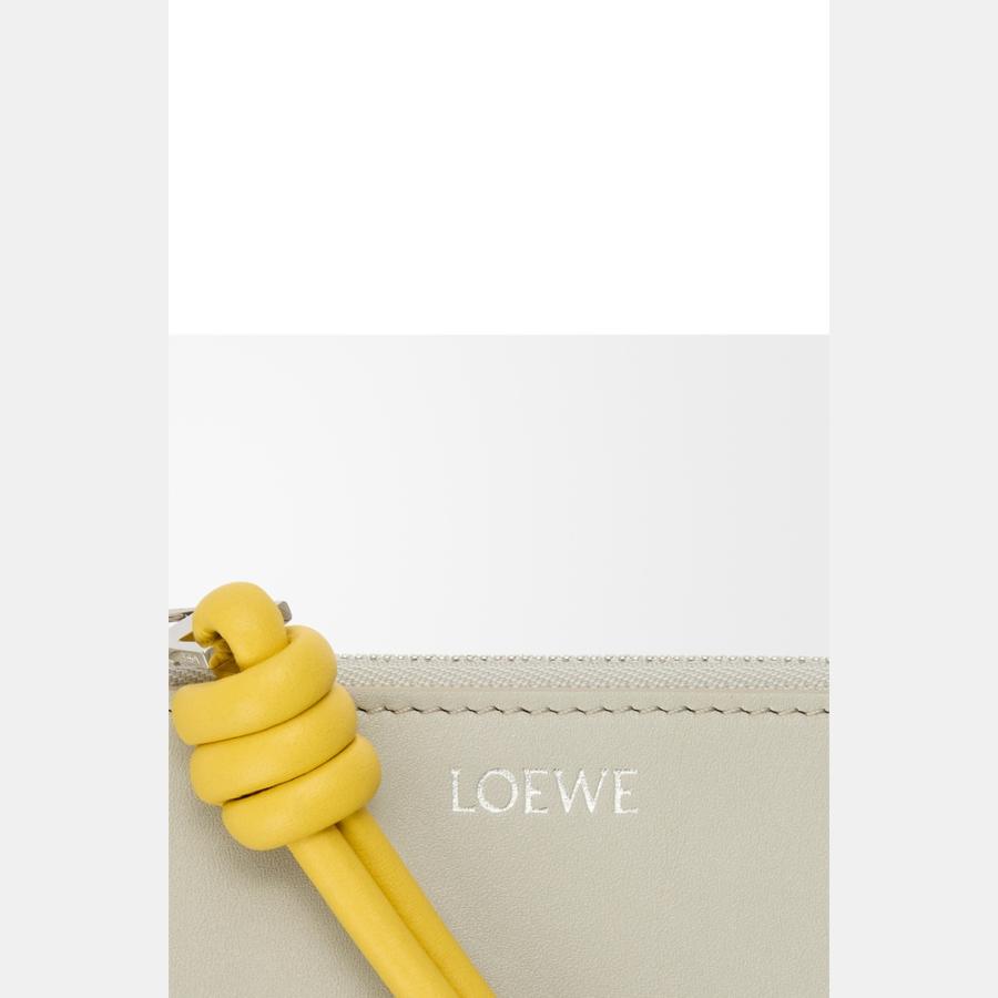 ロエベ LOEWE 2025秋冬レディース ノット コインカードホルダー（シャイニーナパカーフ）【シェルグレー/ダンデライオン 】【送料無料】【正規品】の画像